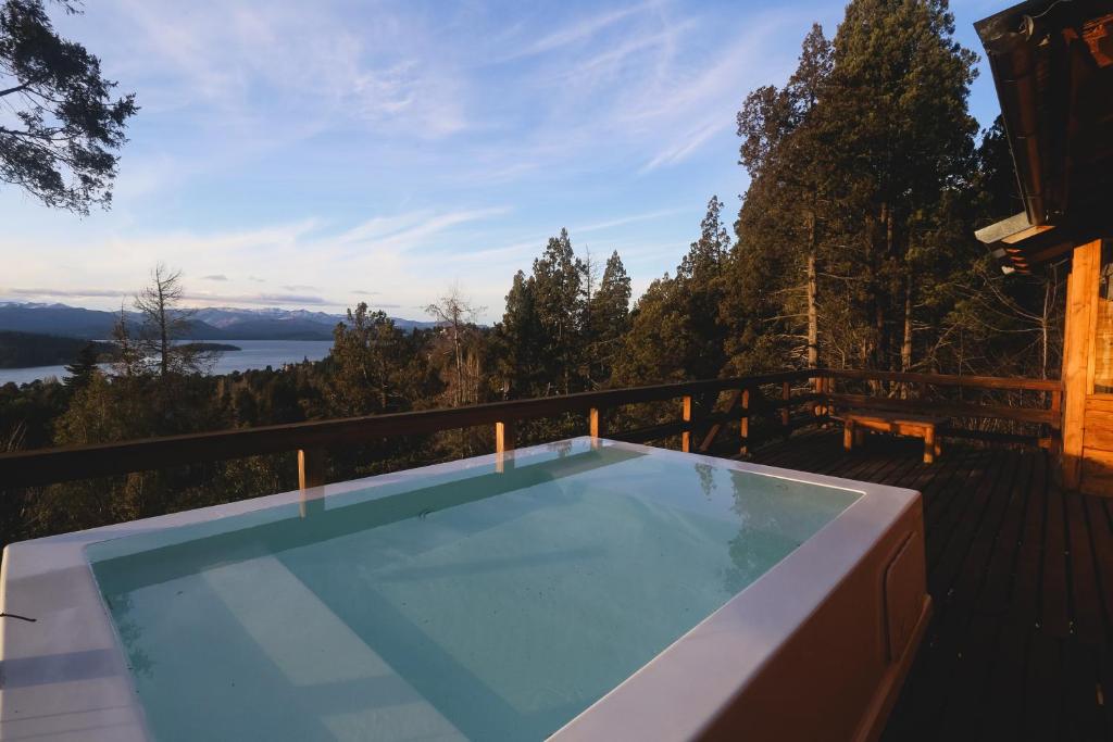 Refugio de bosque con jacuzzi en terraza y vista panorámica al lago - 1
