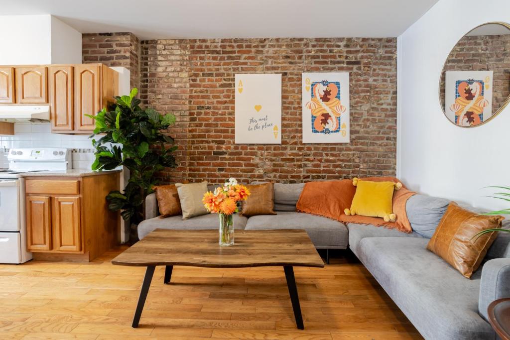 Prime Location Charming 4BR in Downtown MTL, Montreal