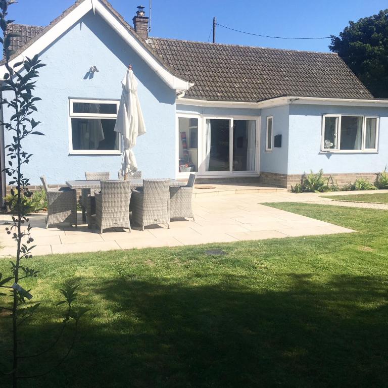 Miles by the Sea - Luxury coastal cottage with private beach access, Chapel Saint Leonards
