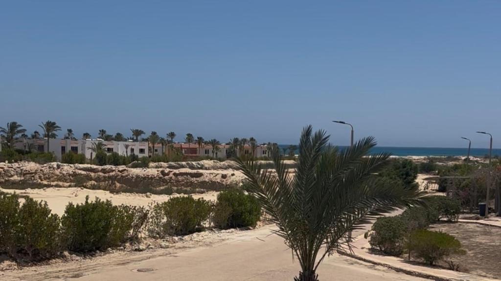 Sea view chalet in Santa Monica with pool and garden, Mersa Matruh