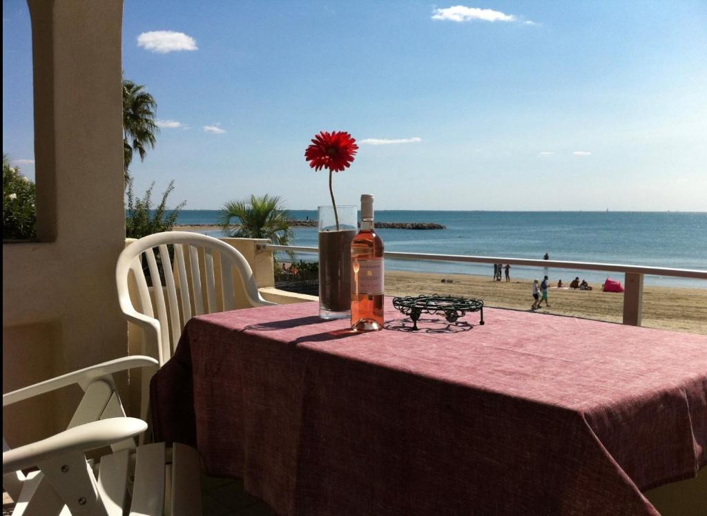 CARNON PLAGE évasion en bord de mer les pieds dans le sable accès privé et direct à la plage Logement T4 pour 6 pers Terrasse vue mer Parking privé gratuit Accueil personnalisé - 1