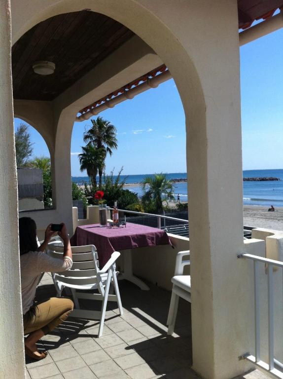 CARNON PLAGE évasion en bord de mer les pieds dans le sable accès privé et direct à la plage Logement T4 pour 6 pers Terrasse vue mer Parking privé gratuit Accueil personnalisé - 5