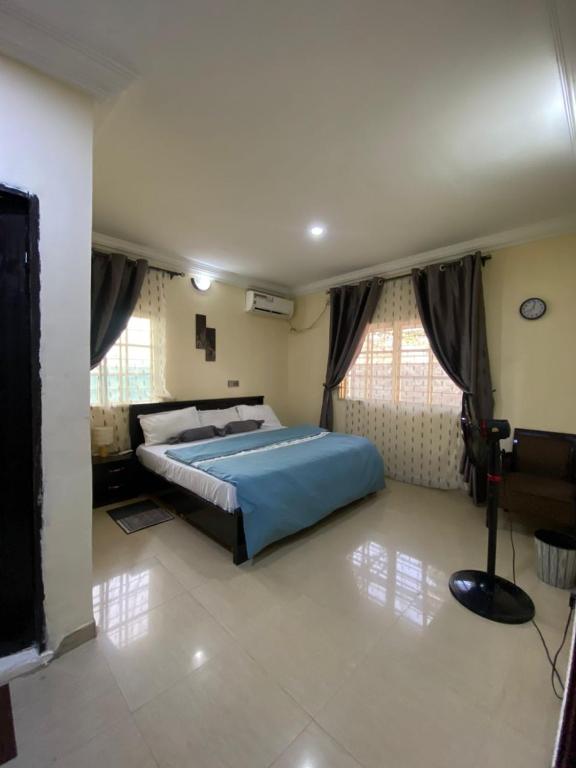 Realms Apartment, Abudža