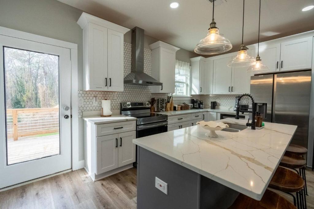 Modern 3BR home 8 min to Airport that sleeps 8, Atlanta
