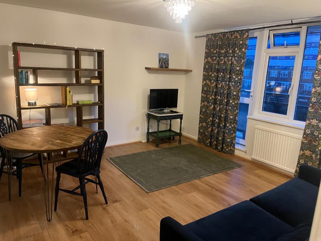 Lovely One Bedroom Flat Near Bermondsey Station Walk to the River and Southwark Park, Лондон