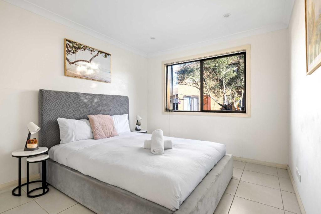 Convenient 2BR Nest in Liverpool - Stay with Ease, Liverpool