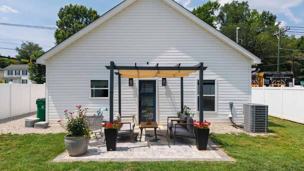 Modern Ranch Fenced Backyard - 6 mins to South End, Charlotte