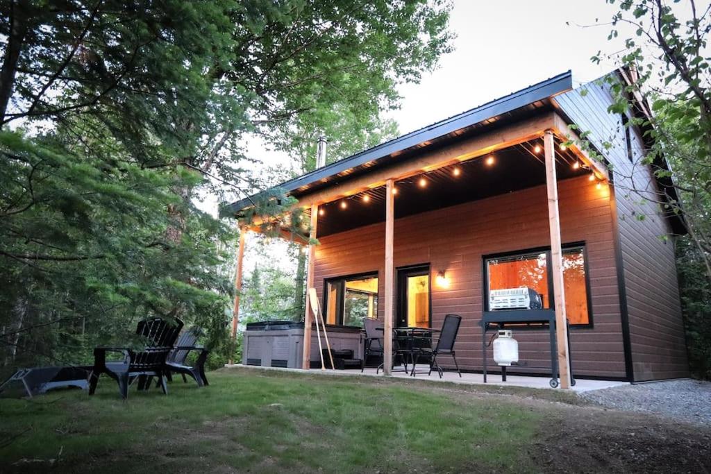 Le Huard - Waterfront Cabin with Spa, Valcartier Station