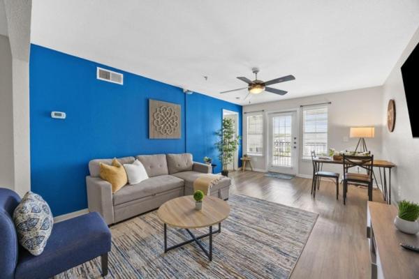 2BR Spacious Getaway Near Dwntown, Pool, UT Austin, Austin