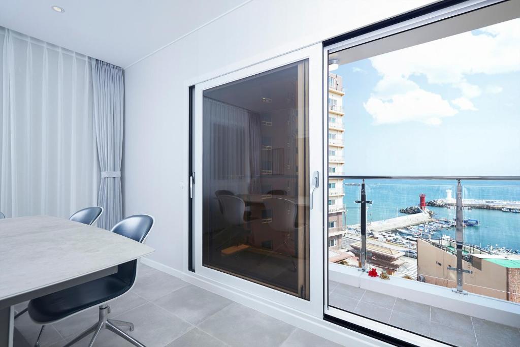 부산 송정 호텔 홍단 로비