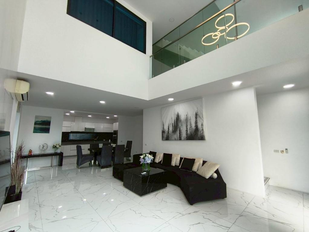 TYb04 芭提雅北歐風格四臥室別墅, Pattaya South