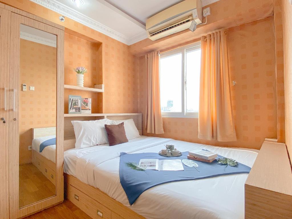 Relaxing 2BR with Pool View Mutiara Bekasi Apartment By Travelio, Bekasi