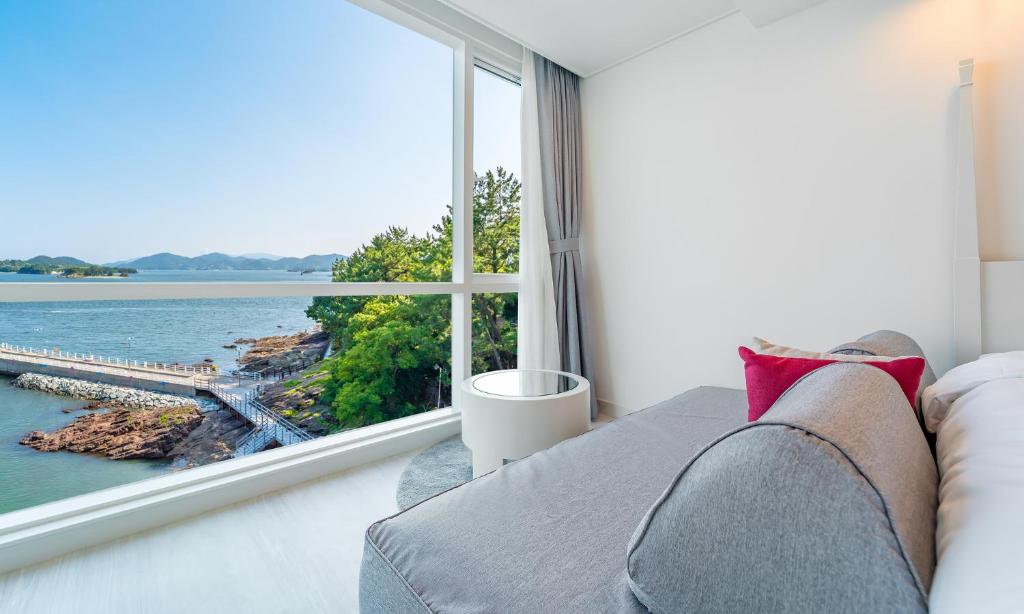 부엉이호텔 바다뷰 객실