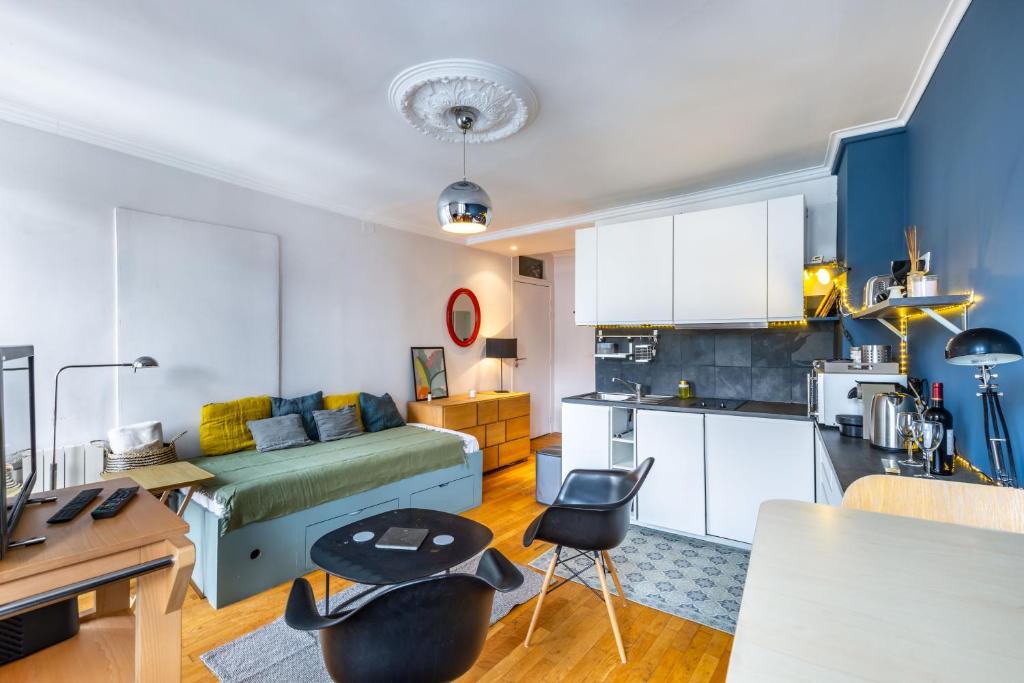 Paris Rooftop Views Cosy 2 Bedroom Stay Central - 4