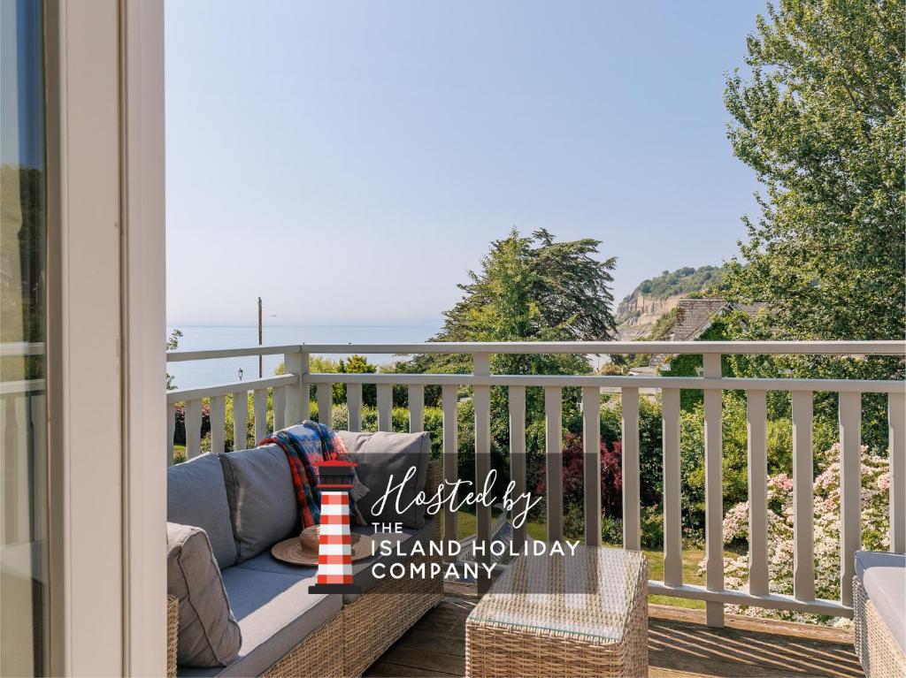 NEW JULY 2025 - Grand Clifftop Duplex with Panoramic Views, Games Room & Stylish Interiors in Shanklin Old Village, Shanklin
