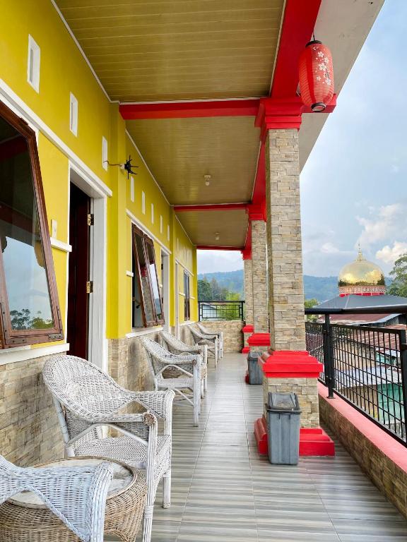WISMA SUNRISE GUEST HOUSE 10 minutes by walking to the big fruit market in Berastagi