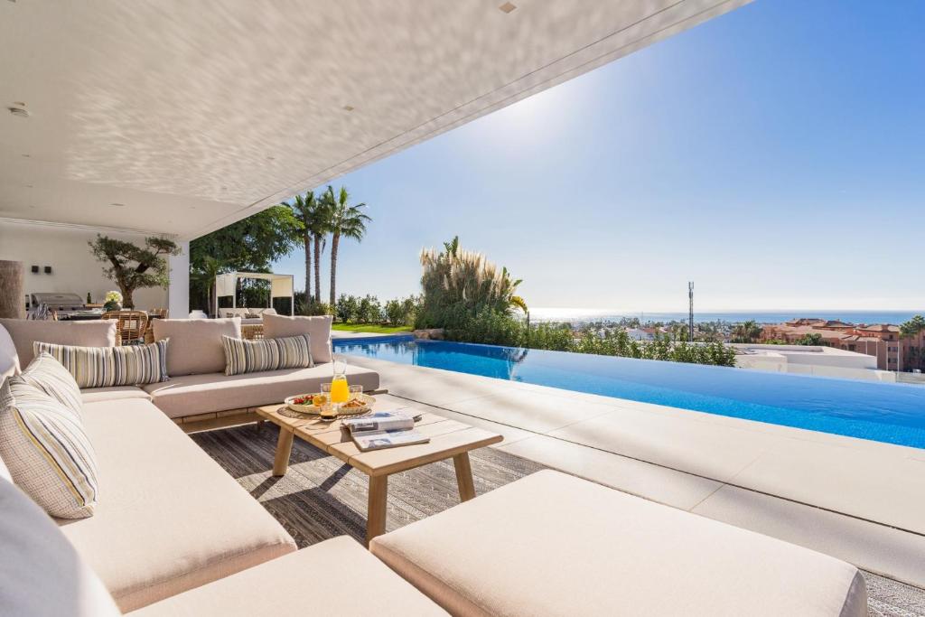 Modern Luxury Villa in Los Flamingos - 1