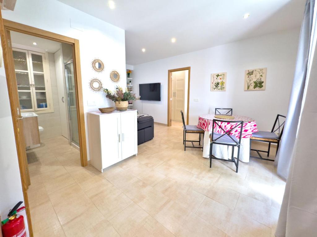 Charming Apartment in the Heart of Old Town - 4