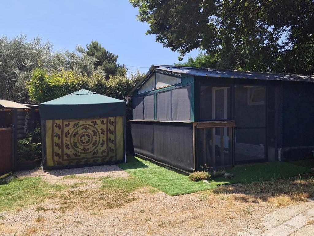 Chalet de 25 m2 avec jardin, piscine et spa uniquement accessible en juin sept - 1