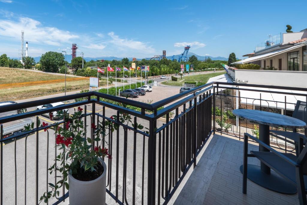Hotel MAX Lazise &Appartamenti - A due Passi dai Parchi Più Famosi - 3