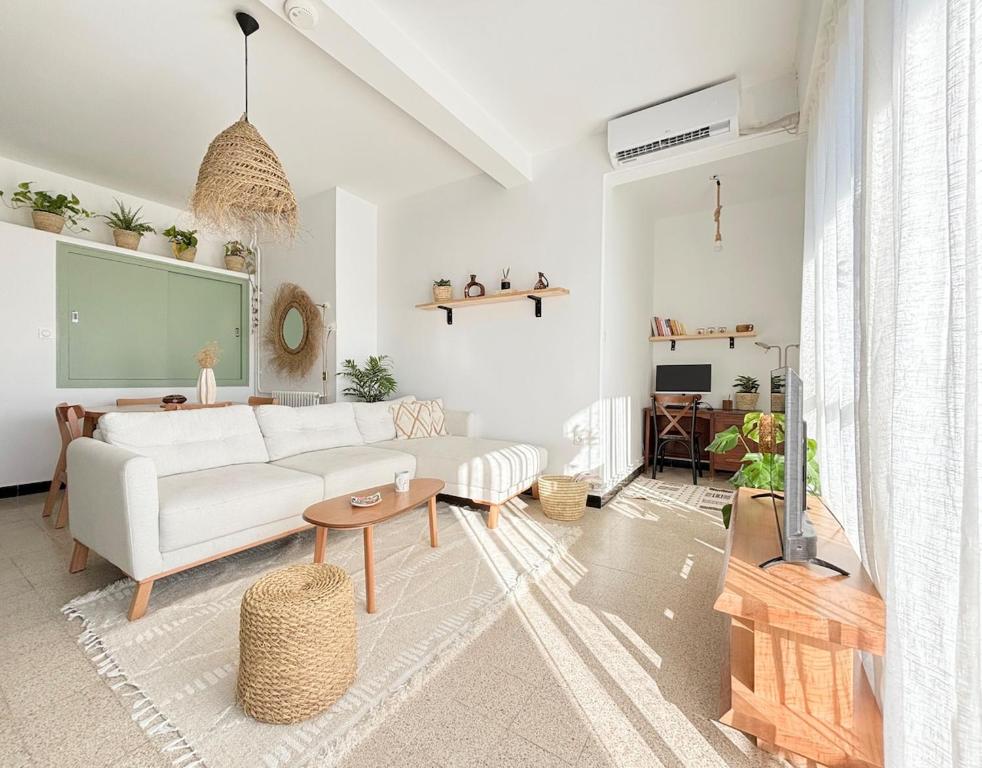 Charming duplex with stunning view, LʼAgha