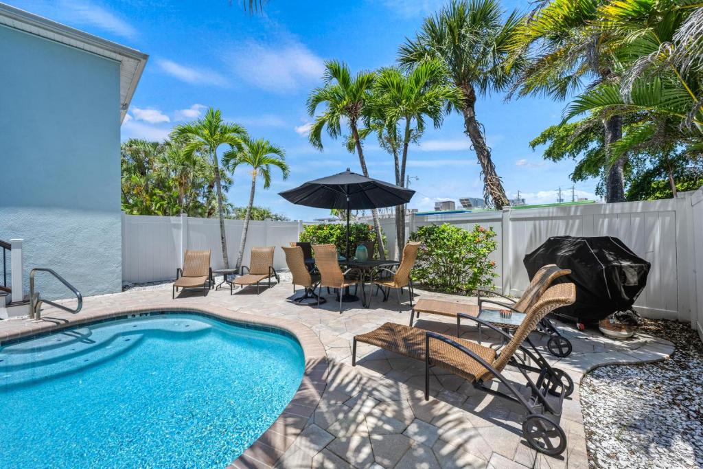 Lime in the Coconut - In Siesta Key Village, Pet Friendly, Private Pool!, Siesta Key