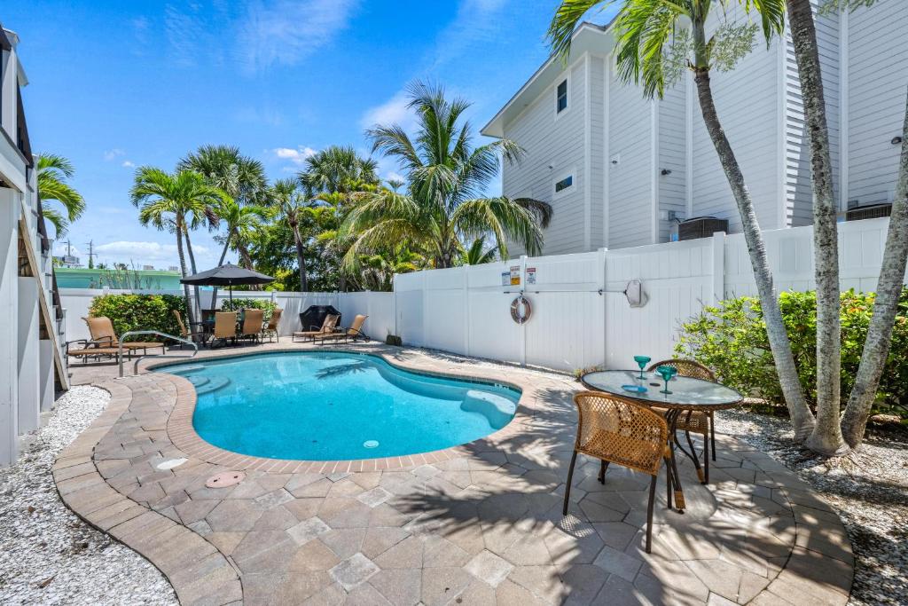 Casita Lime – Pool, Pet Friendly, In SK Village - Walk Everywhere!, Siesta Key