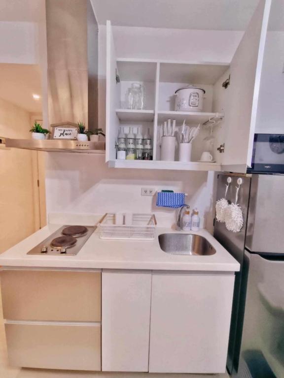 Solara's Azure Staycation, Manille