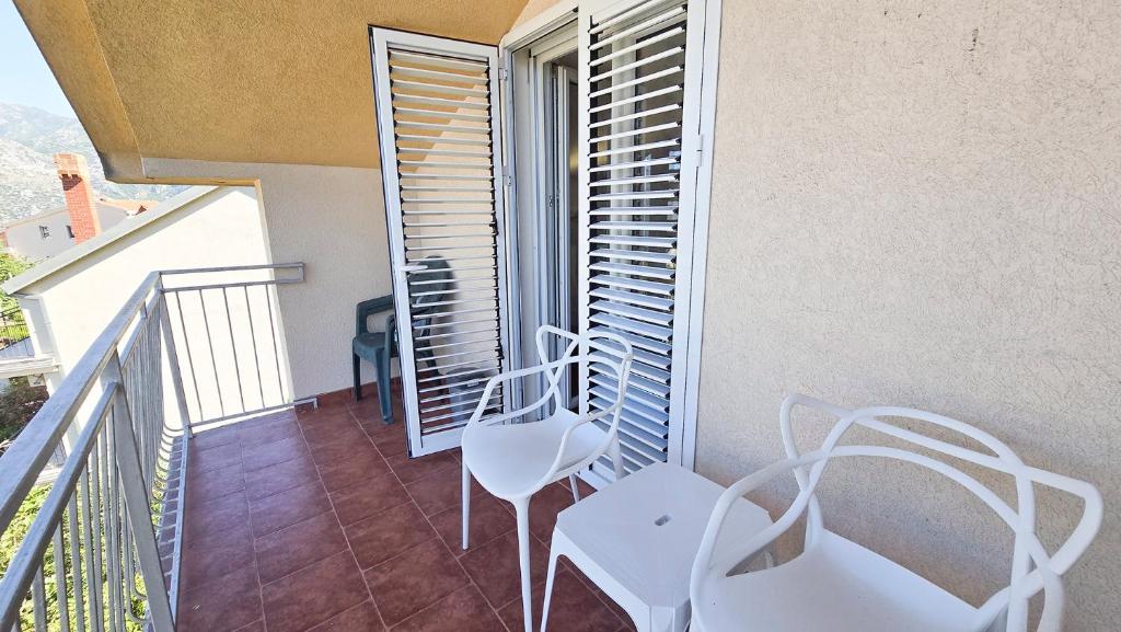 Apartments Zora, Sea View Balcony, Free Parking in Dobrota Kotor - 4
