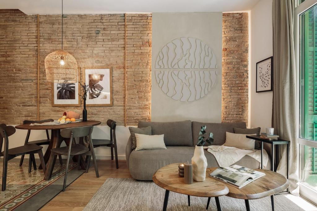 Jure - 2 bedrooms and balcony in Eixample Dreta, Barcelona