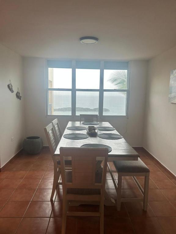 The Yellow House: Fully Equipped, Spectacular Beach View, Manati