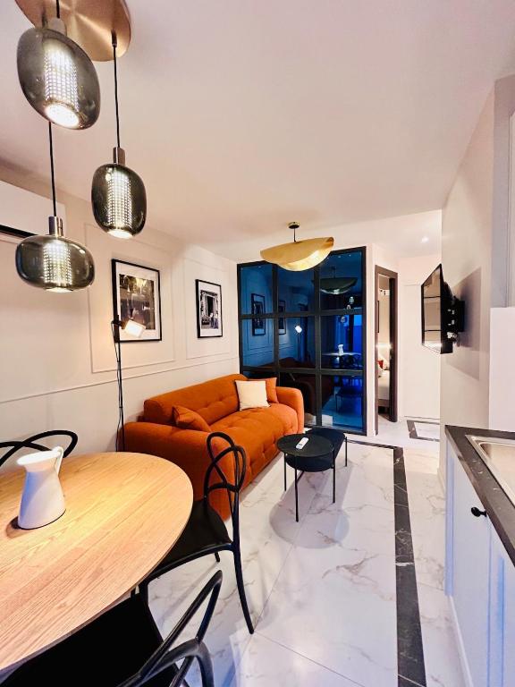 Luxury Suite - Intimate Garden, Jacuzzi, BBQ & Private Parking - 5