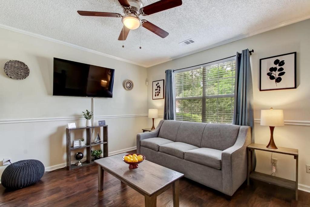 Covered Patio & Fenced Yard! Lovely in Laurelwood, Savannah