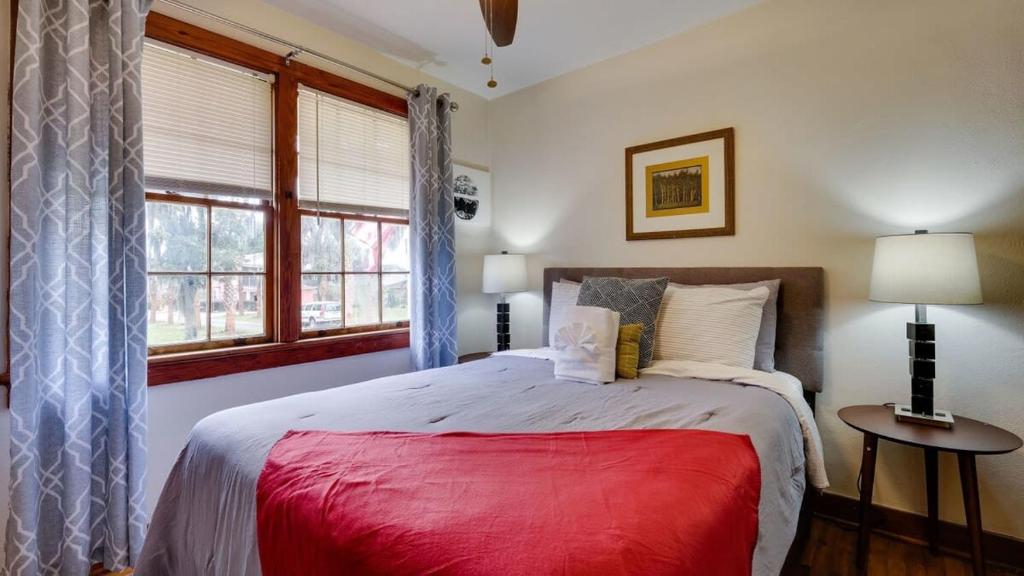 Dock & Volleyball! Near Downtown - Golden Getaway, Savannah