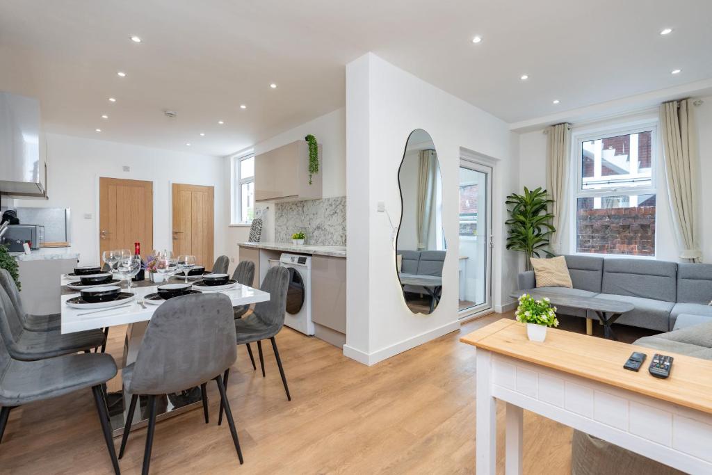 Open Mind Property- Stylish 3BR, HotTub & Parking, Portsmouth