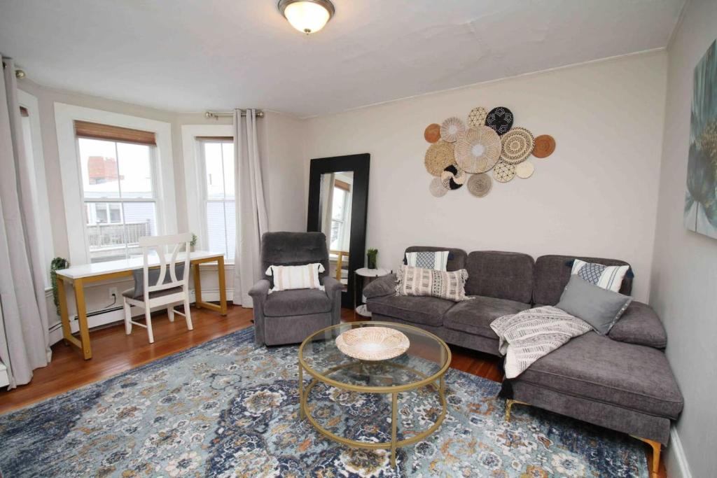 Charming Downtown Gem. 2 minutes to Salem. Workspace Included, Beverly