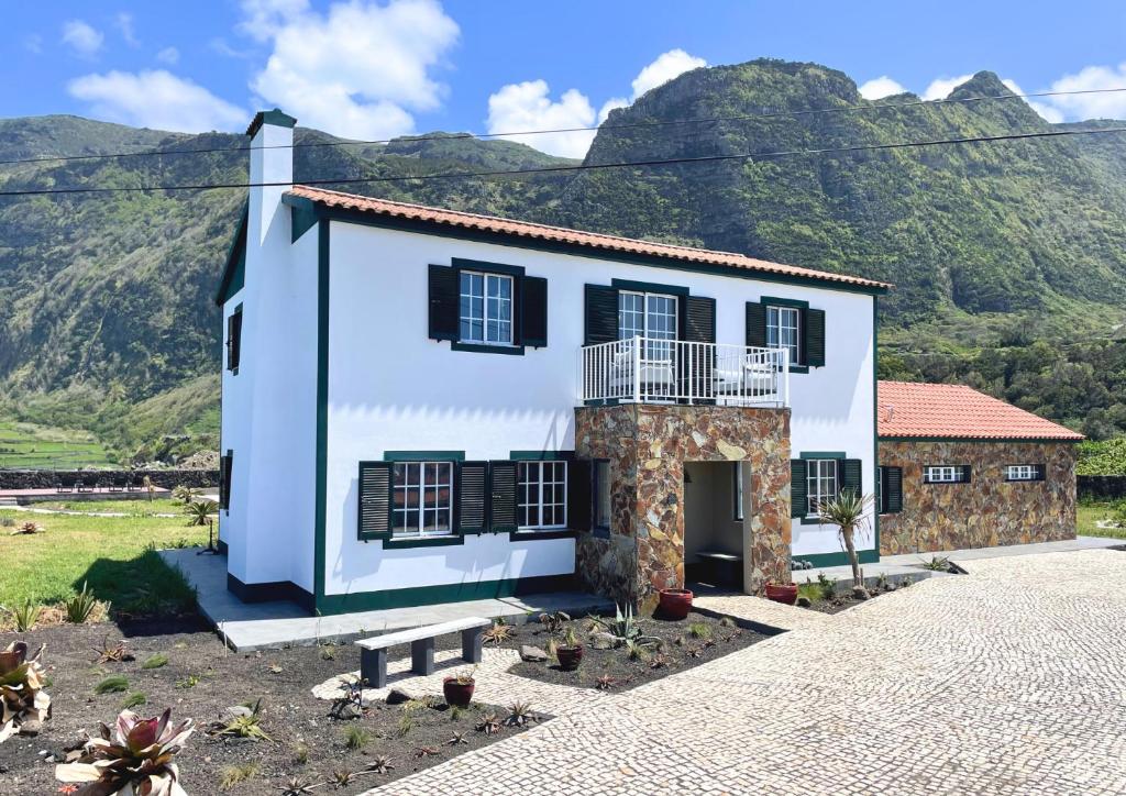 The Cão & Calf, Faja Grande