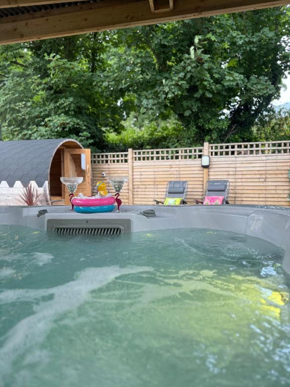 Paddock Pod - Sleeps 4 & Roofed Over Private Hot Tub & NEW SAUNA, Burnfoot