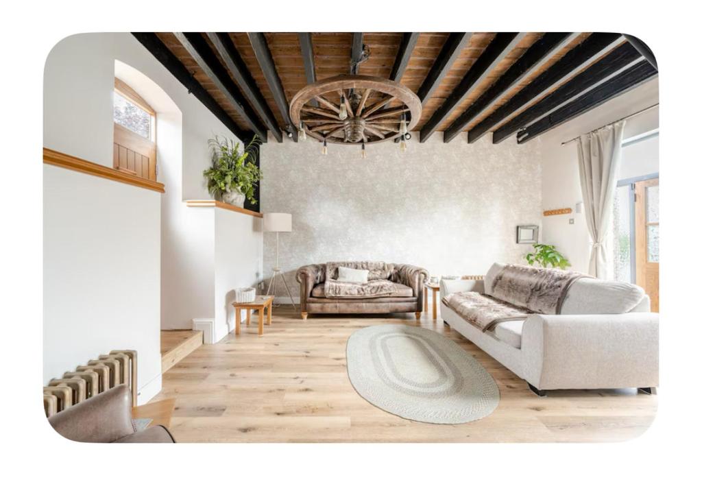 The Hurst Stable, Wheaton Aston