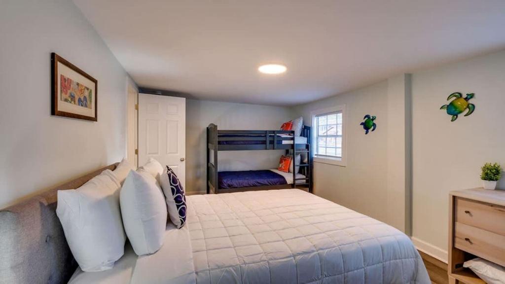 Steps to the Beach! Flamingle in Fushia, Unit B, Tybee Island