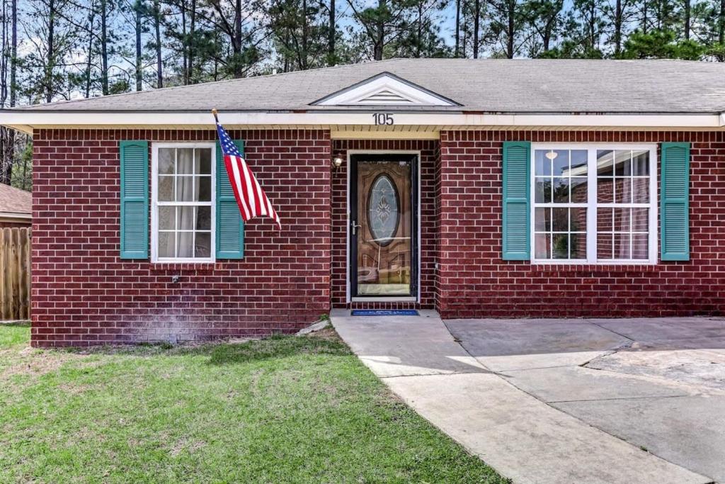 Ruby Red Reels- 15 Mins to Downtown, Savannah