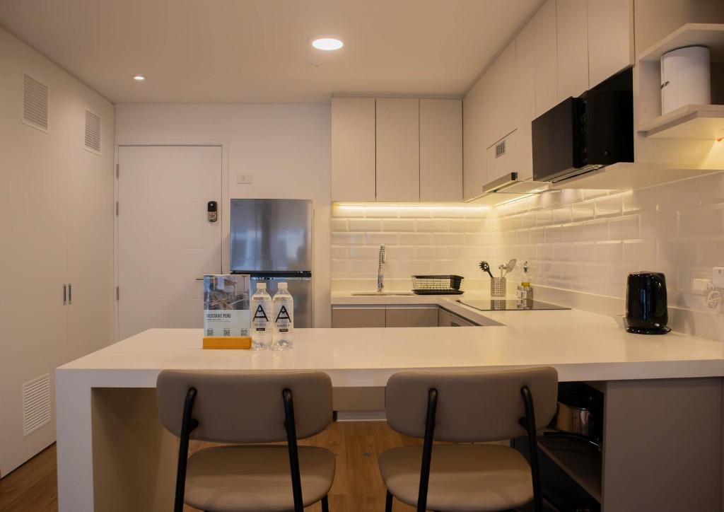 Majestic 1BR with Balcony in Miraflores - 3