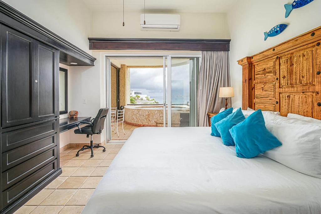 Stunning 2 BR with Ocean Views & Jacuzzi by the Beach - 3