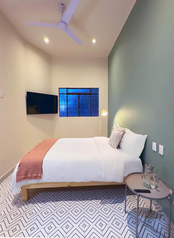 Americana Stay steps from Chapultepec cozy private bedroom - 3