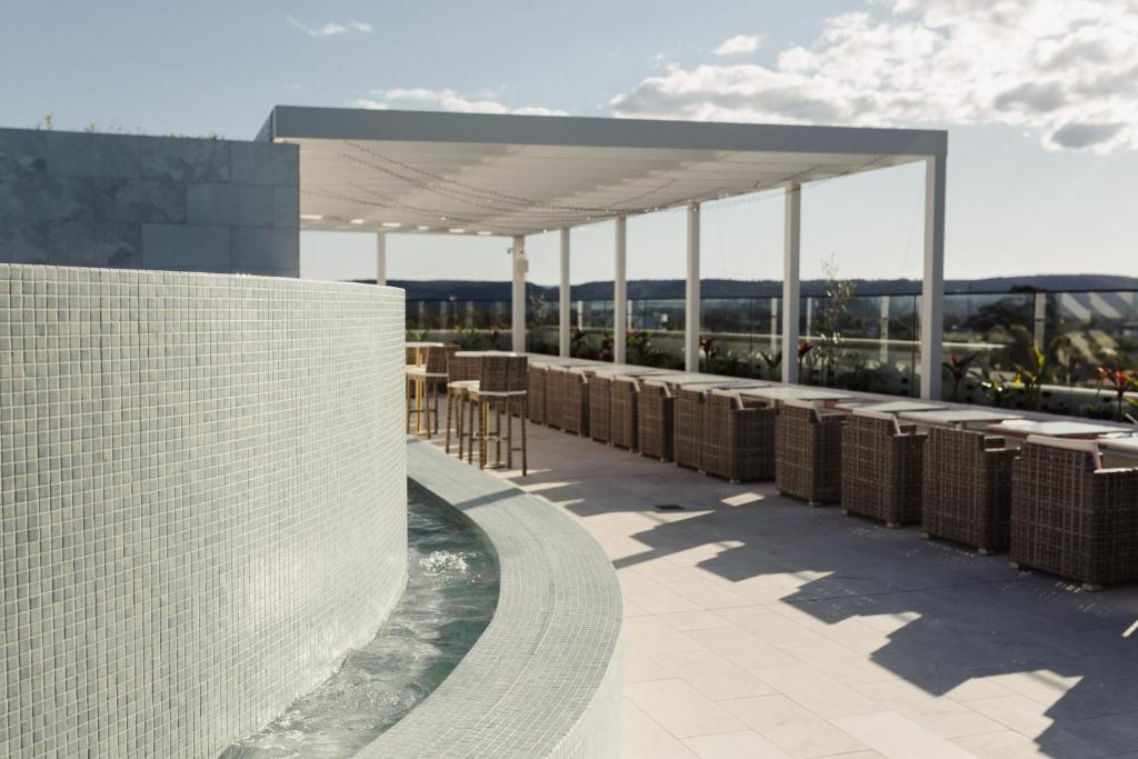 아스티나 스위트 페너스의 루프탑 수영장 전경