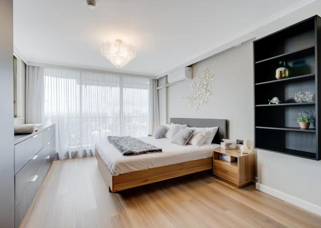 Luxury 3BR Tower Views & Elegance Surfers CBD, Gold Coast