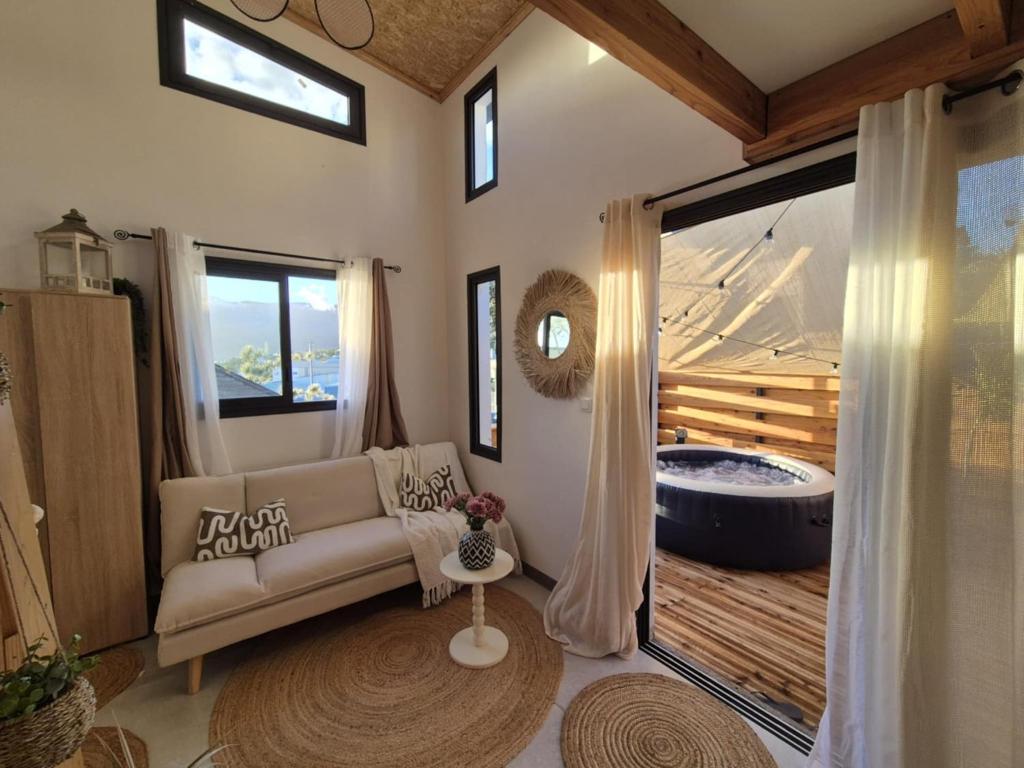 Tiny Eden, Le Tampon