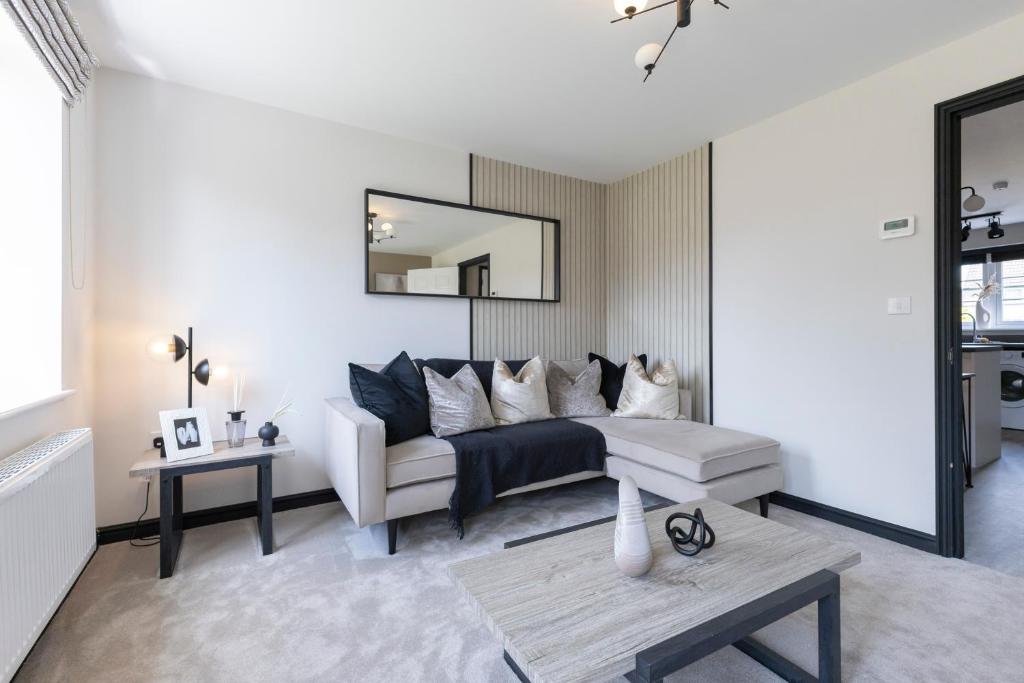 Beautiful and Spacious 3-bed Home in Nottingham by Renzo, Driveway, Close to M1!, Pinxton