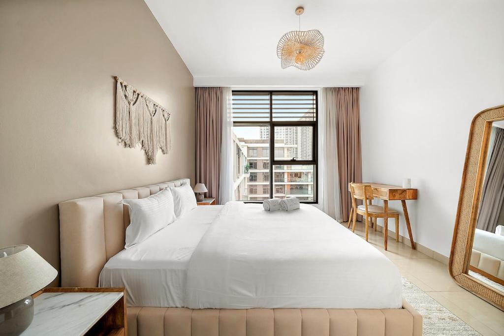 FIRST CLASS 2BR Timeless Vibes & Pool View, Dubaj