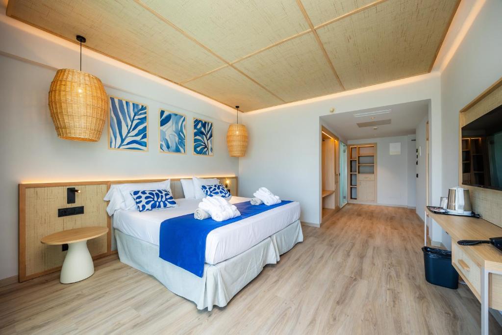Marins Suites - Adults Only Hotel — Hotel rooms in Cala Bona, Balearic Islands